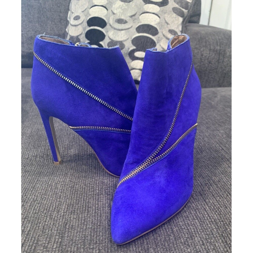 RENVY Royal Blue Pointed Toe Suede Ankle Boots Gold Zipper Detail Size 8.5